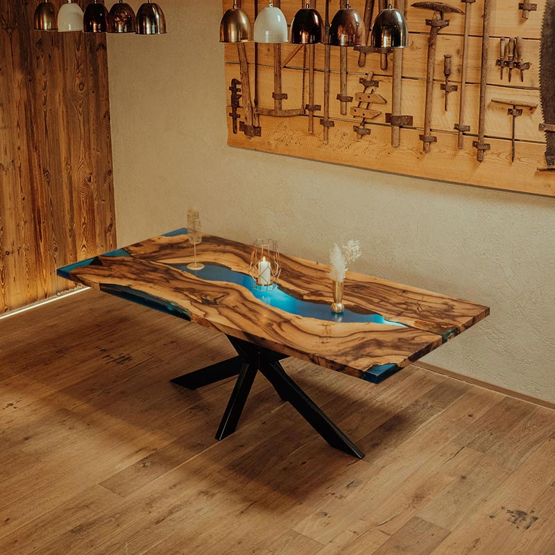 Epoxidharz Tisch aus Nussbaum mit blauem Epoxidharz. Modell Triberg mit Kreuzgestell von Schwarzhirsch.