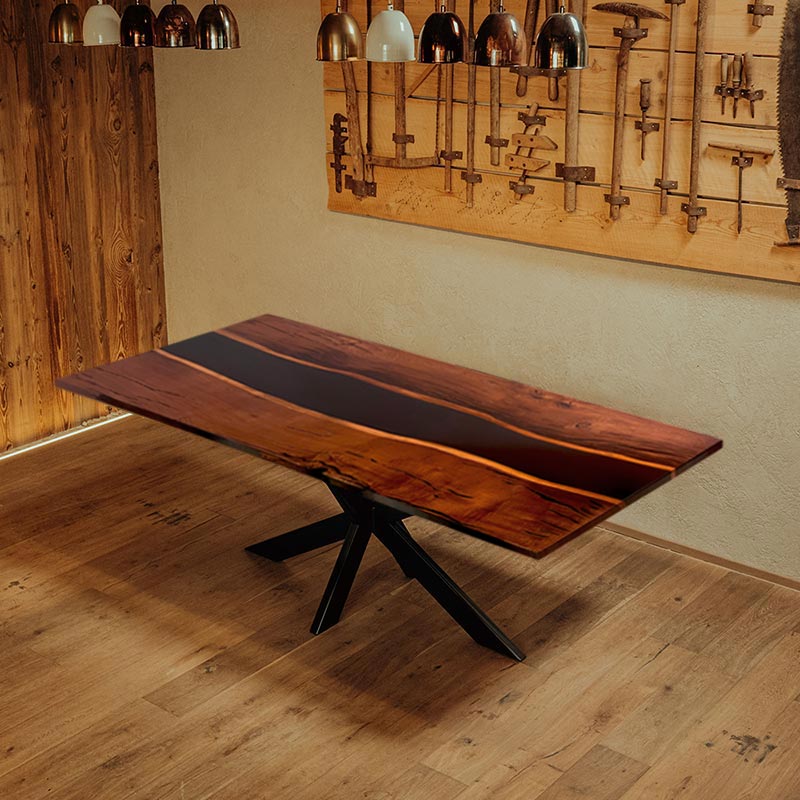 River Table. Outdoor Massivholztisch aus Thermo Eiche und schwarzem Epoxidharz und Kreuzgestell von schwarzhirsch