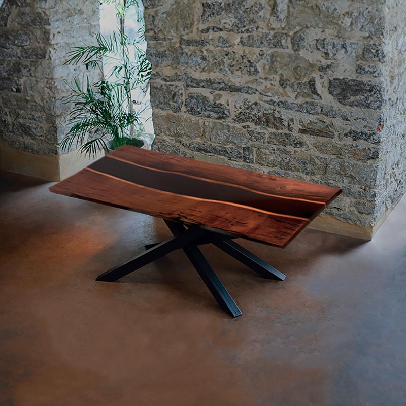 River Table. Outdoor Massivholztisch aus Thermo Eiche und schwarzem Epoxidharz und Spidergestell von schwarzhirsch