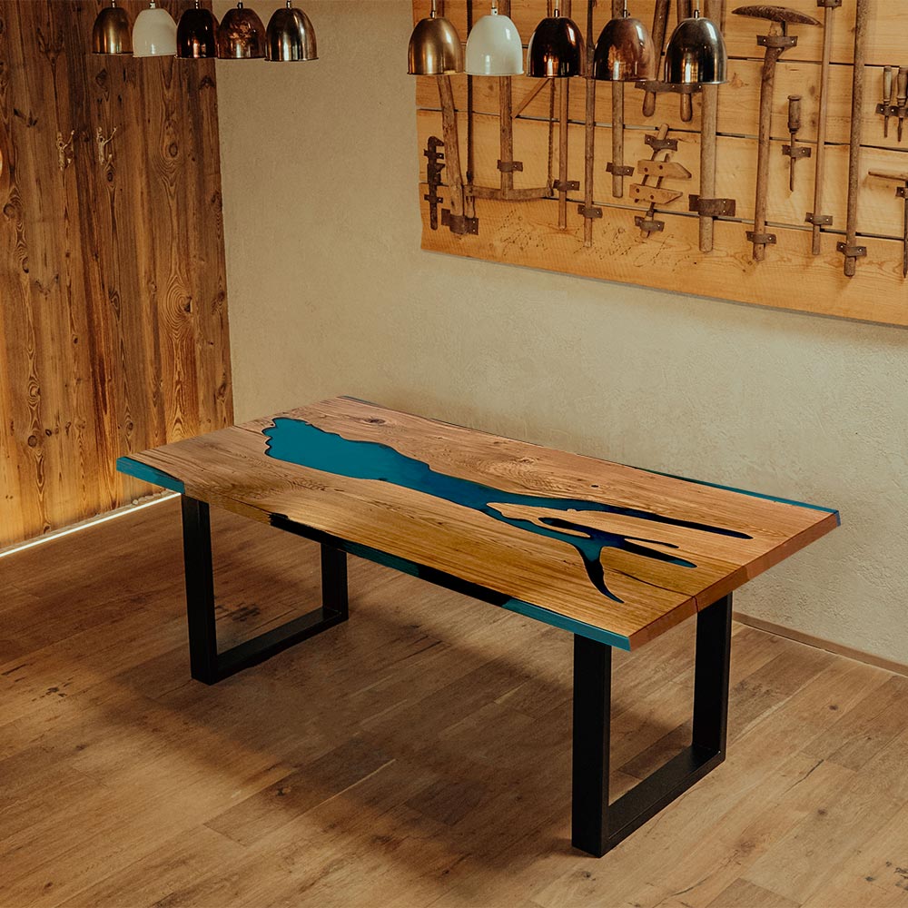 Epoxidharz-Tisch aus Eiche als Designer-Tisch in Form des Bodensees mit U-Form-Gestell