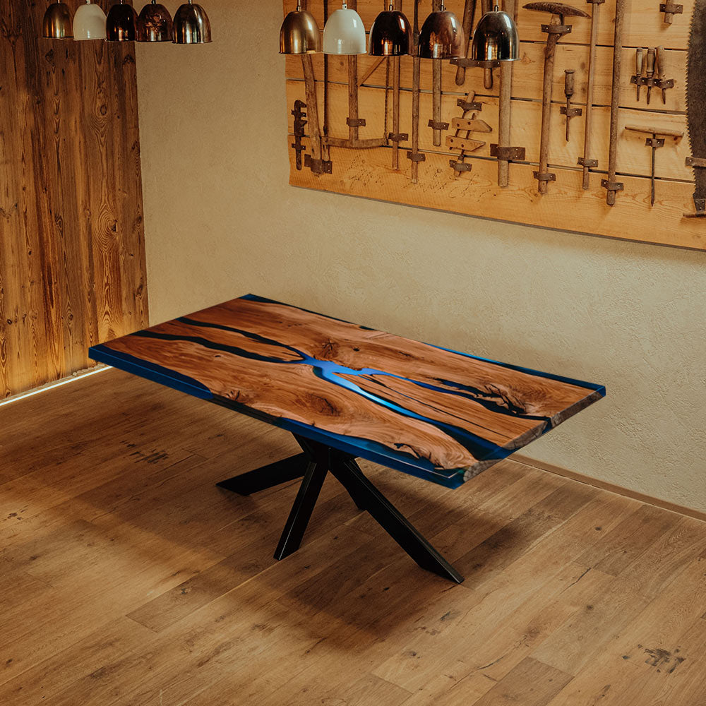 Epoxidharz-Tisch aus Eiche in blau mit Kreuzgestell von Schwarzhirsch