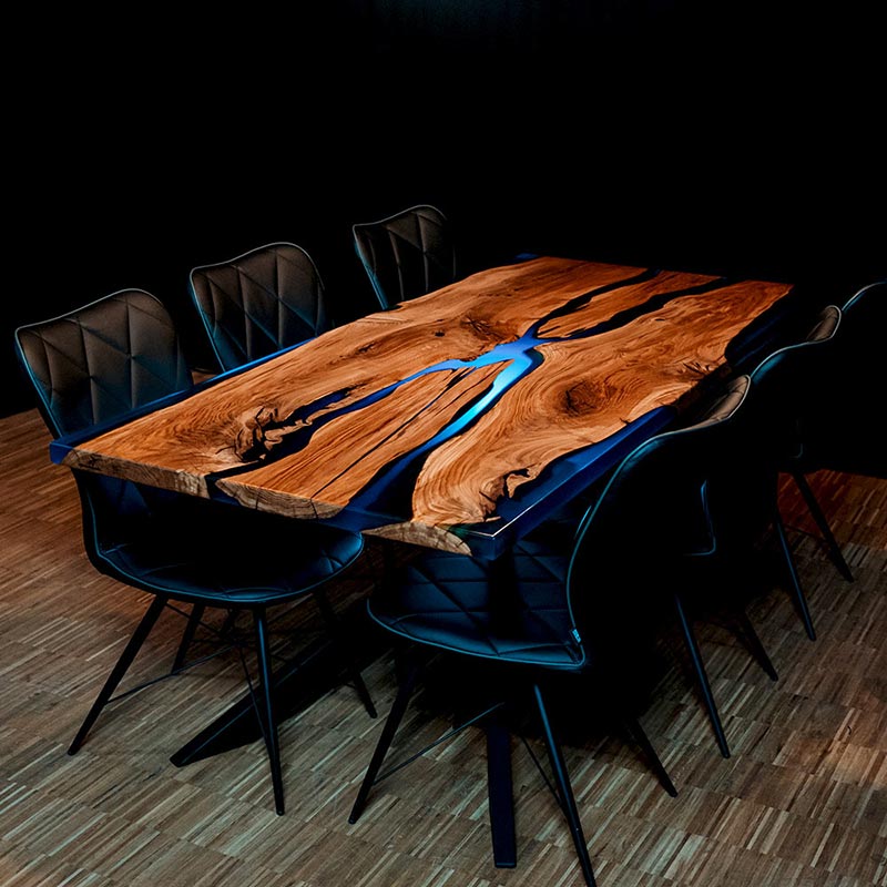 Tisch Epoxidharz. Bestuhlter Epoxidharz Tisch aus rustikaler Eiche mit blauem Epoxidharz. Modell Adria von schwarzhirsch