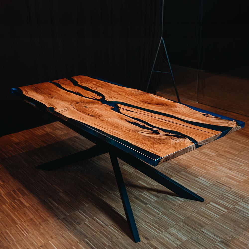 Seitenansicht Epoxidharz-Tisch aus Eiche in blau mit Kreuzgestell von Schwarzhirsch