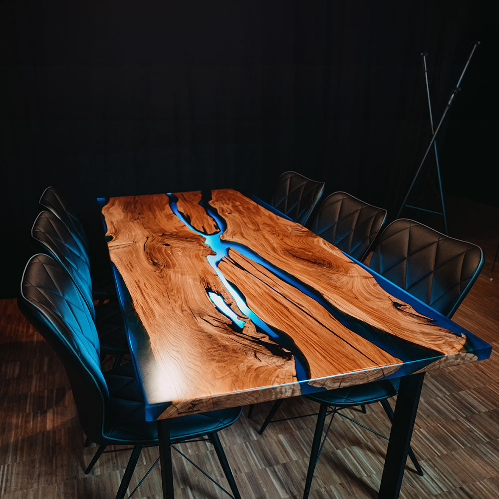 Epoxidharz-Tisch aus Eiche in blau beleuchtet mit Kreuzgestell von Schwarzhirsch