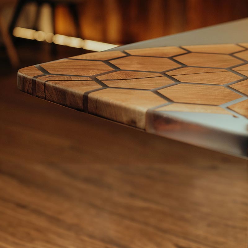River Table. Epoxidharz Tisch mit Wabenstruktur und Epoxidharz in Milchglasoptik aus Nussbaum. Modell Bienenstock von schwarzhirsch