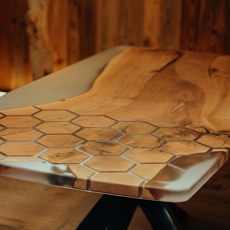 Tisch Epoxidharz mit Wabenstruktur und Epoxidharz in Milchglasoptik aus Nussbaum. Modell Bienenstock von schwarzhirsch