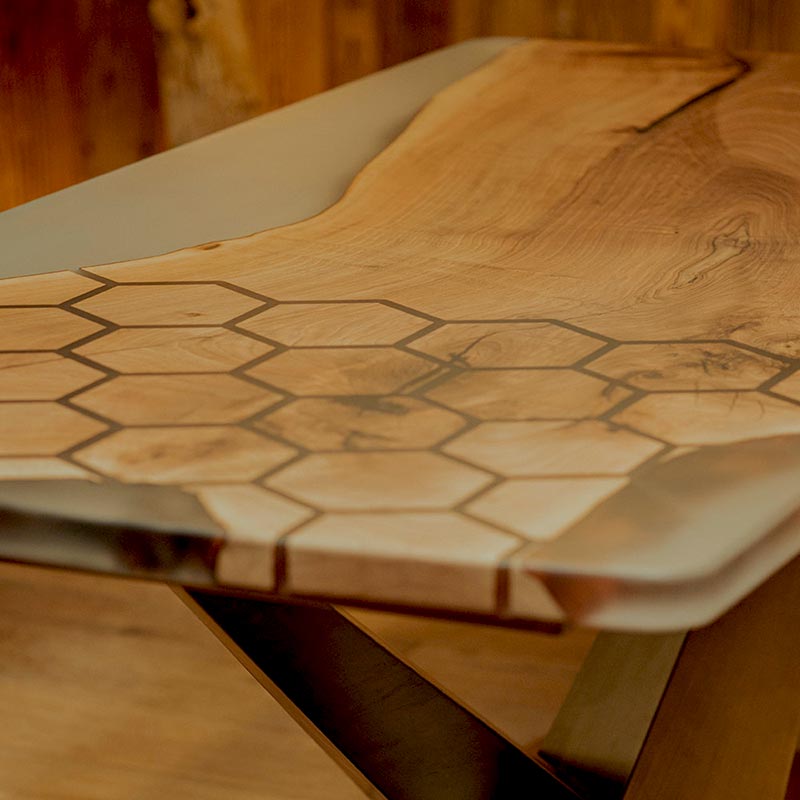 Epoxy Tisch mit Wabenstruktur und Epoxidharz in Milchglasoptik aus Nussbaum. Modell Bienenstock von schwarzhirsch