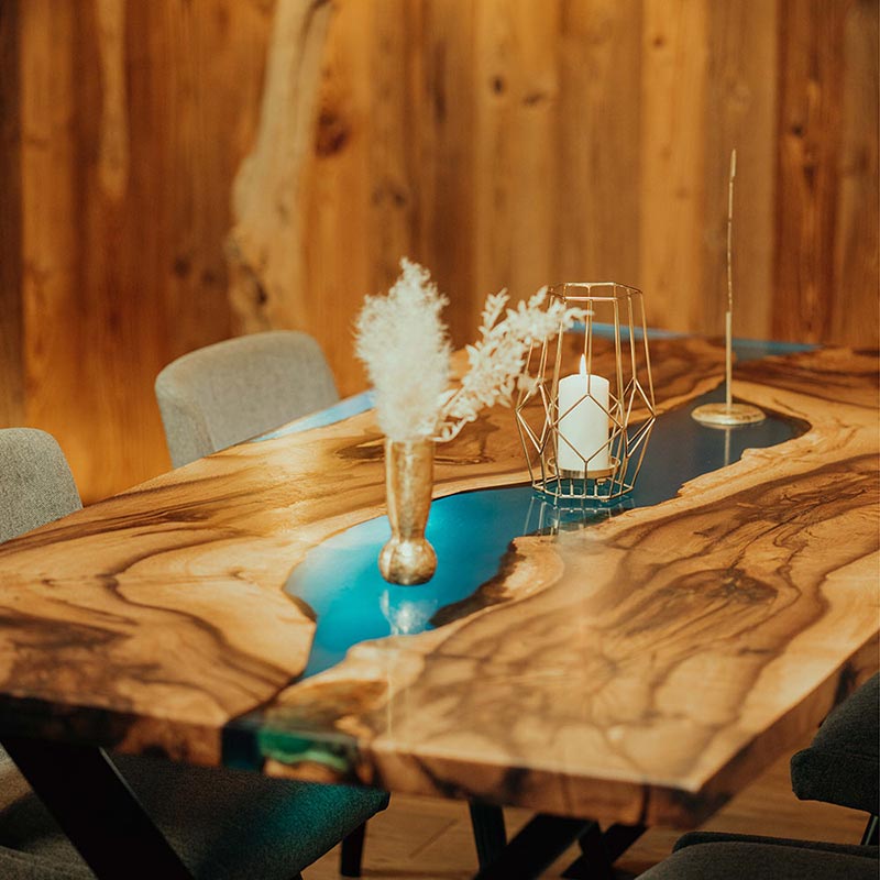 Tisch Epoxidharz aus Nussbaum. Fertiges Unikat