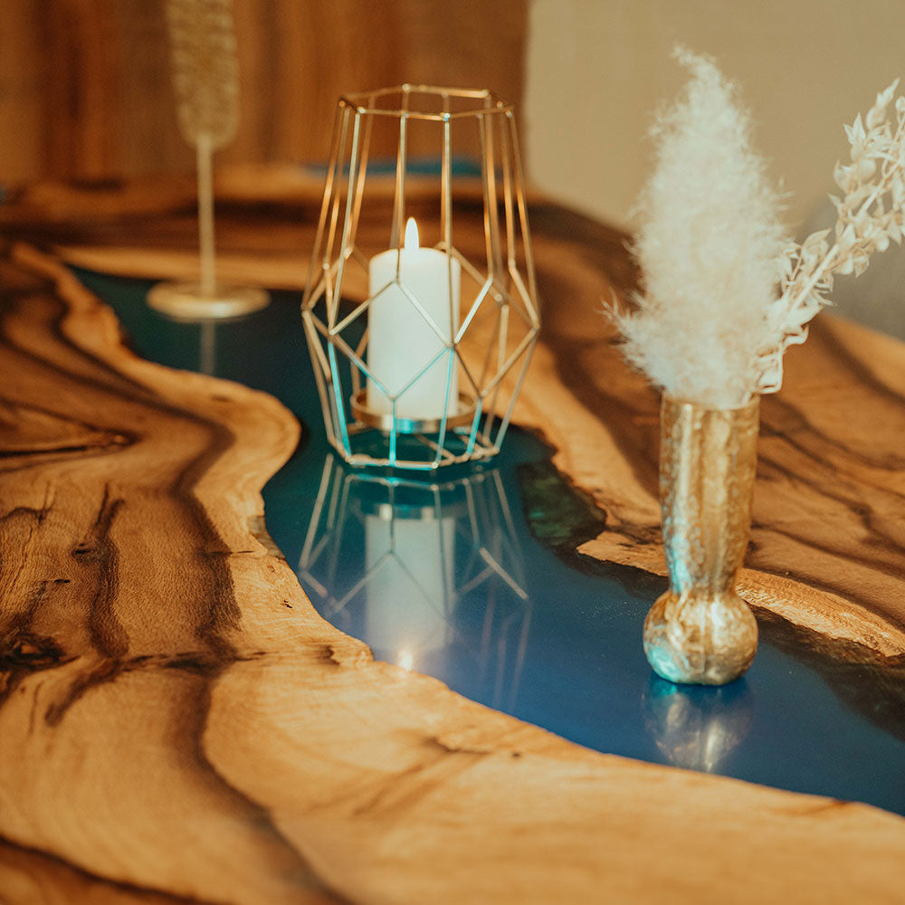 Epoxidharz-Tisch Details in blau aus Nussbaum Kante dekoriert