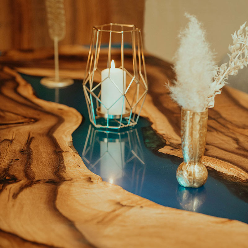 Epoxy Tisch. Details in blau aus Nussbaum Kante dekoriert