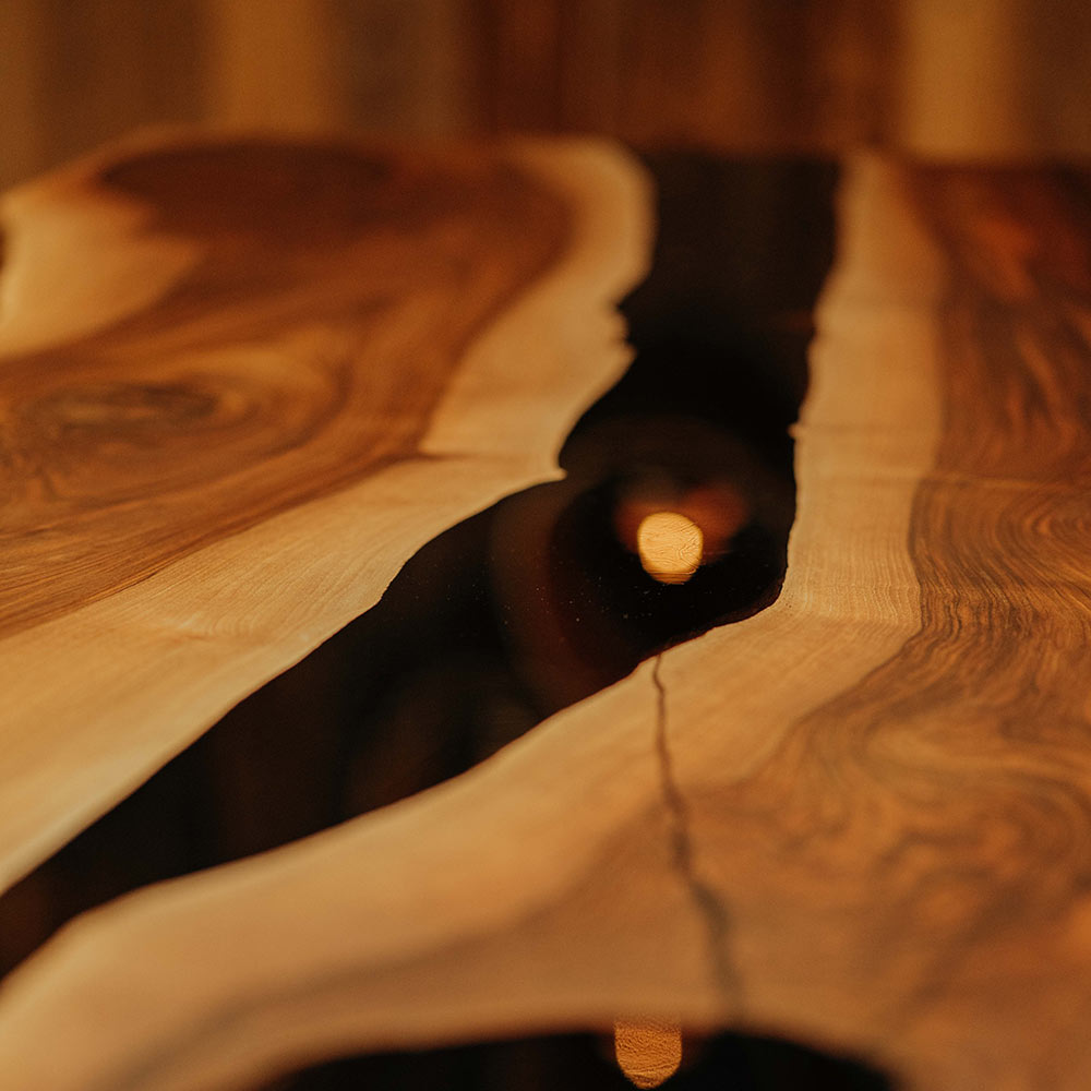 Epoxidharz-Tisch mit Baumkante Modell Silva Nigra aus Nussbaum von Schwarzhirsch