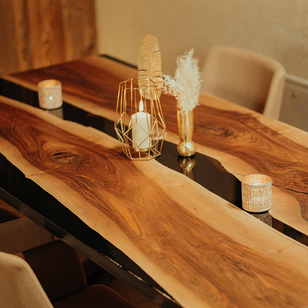 Dekorierter Epoxidharz-Tisch mit Baumkante Modell Silva Nigra aus Nussbaum von Schwarzhirsch