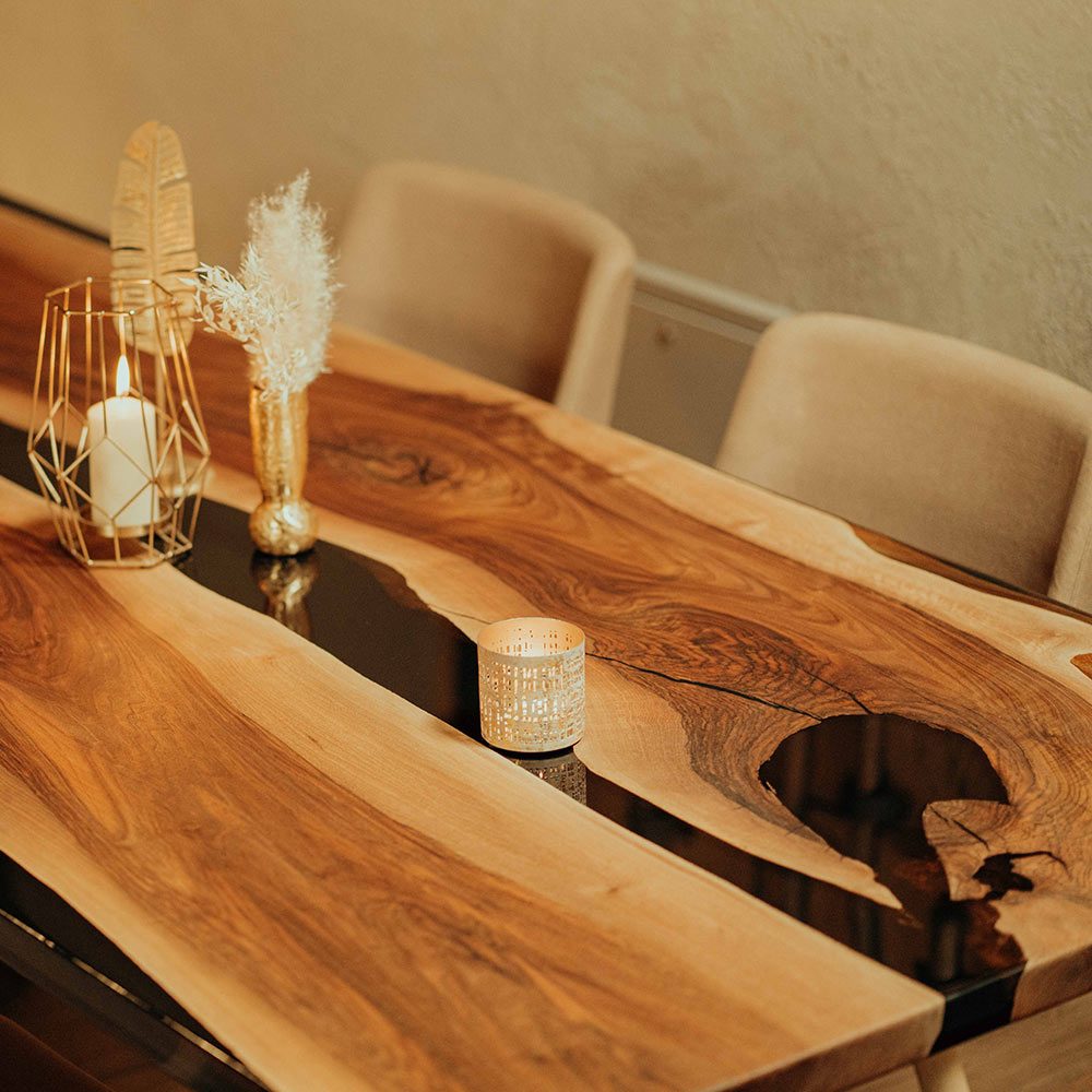 River Table. Dekorierter Epoxidharz-Tisch mit Baumkante Modell Silva Nigra aus Nussbaum von Schwarzhirsch