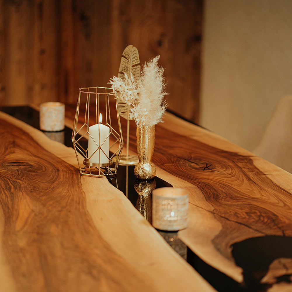 River Table. Dekorierter Epoxidharz-Tisch mit Baumkante Modell Silva Nigra aus Nussbaum von Schwarzhirsch