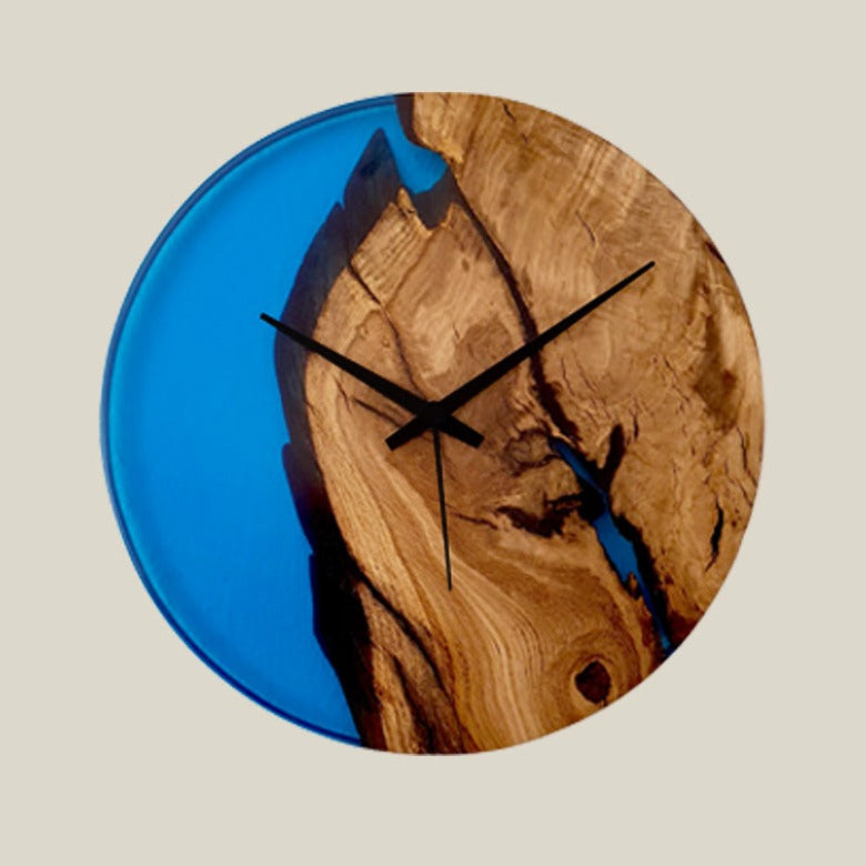 Epoxidharz Uhr aus Alteiche mit Epoxidharz blau und Qualitätsuhrwerk aus dem Schwarzwald