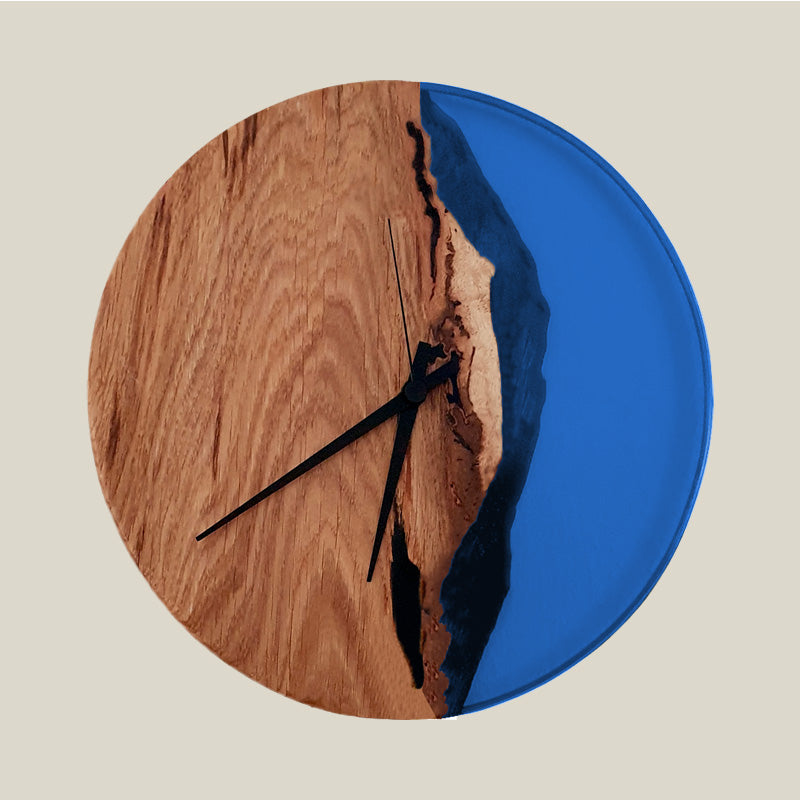 Epoxidharz Uhr aus Eiche mit Epoxidharz blau und Qualitätsuhrwerk aus dem Schwarzwald