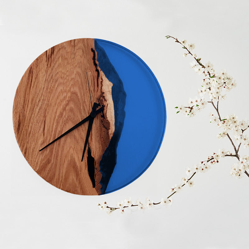 Epoxidharz Uhr aus Eiche mit Epoxidharz blau und Qualitätsuhrwerk aus dem Schwarzwald