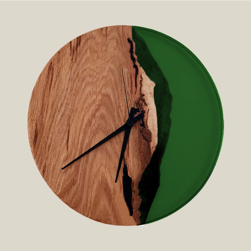 Epoxidharz Uhr aus Eiche mit Epoxidharz grün und Qualitätsuhrwerk aus dem Schwarzwald