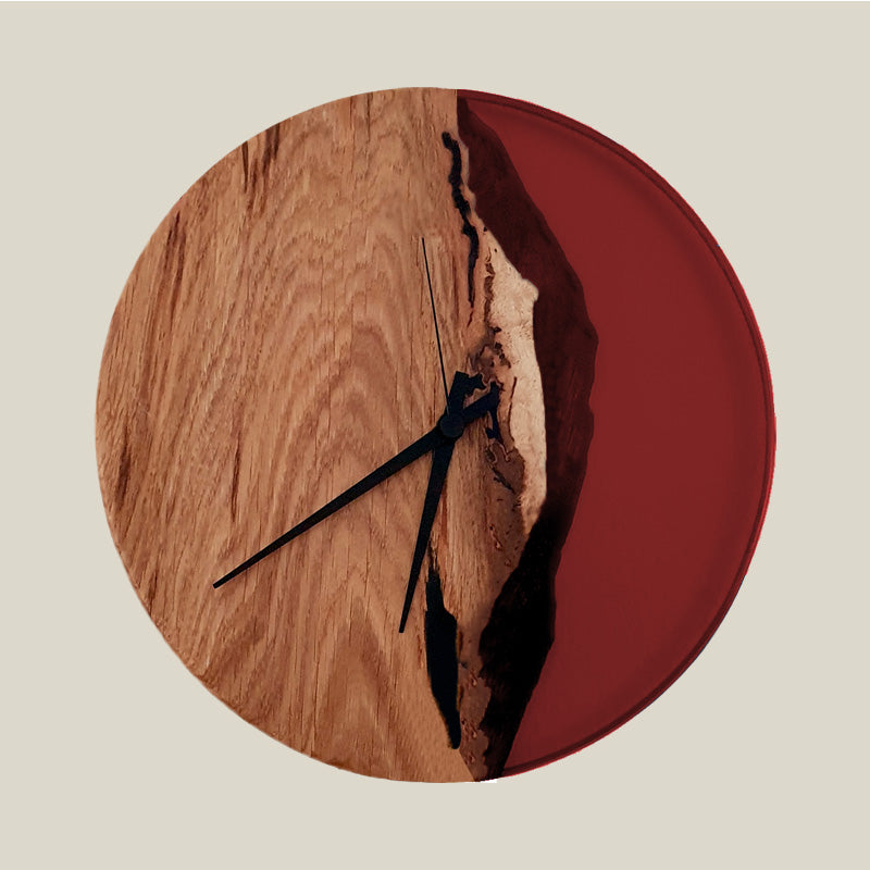 Epoxidharz Uhr aus Eiche mit Epoxidharz rot und Qualitätsuhrwerk aus dem Schwarzwald