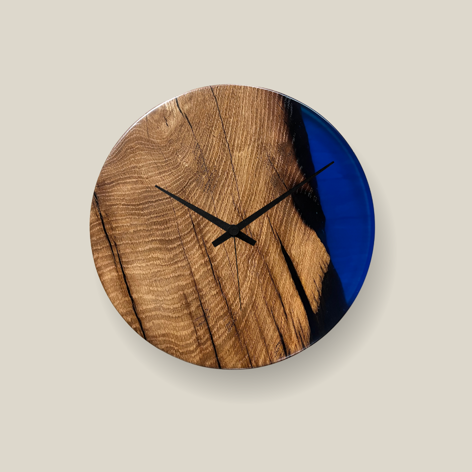 Epoxidharz Uhr aus Nussbaum blau