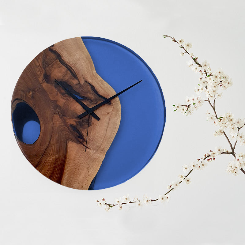 Epoxidharz Uhr aus Nussbaum mit blauem Epoxidharz und Qualitätsuhrwerk aus dem Schwarzwald
