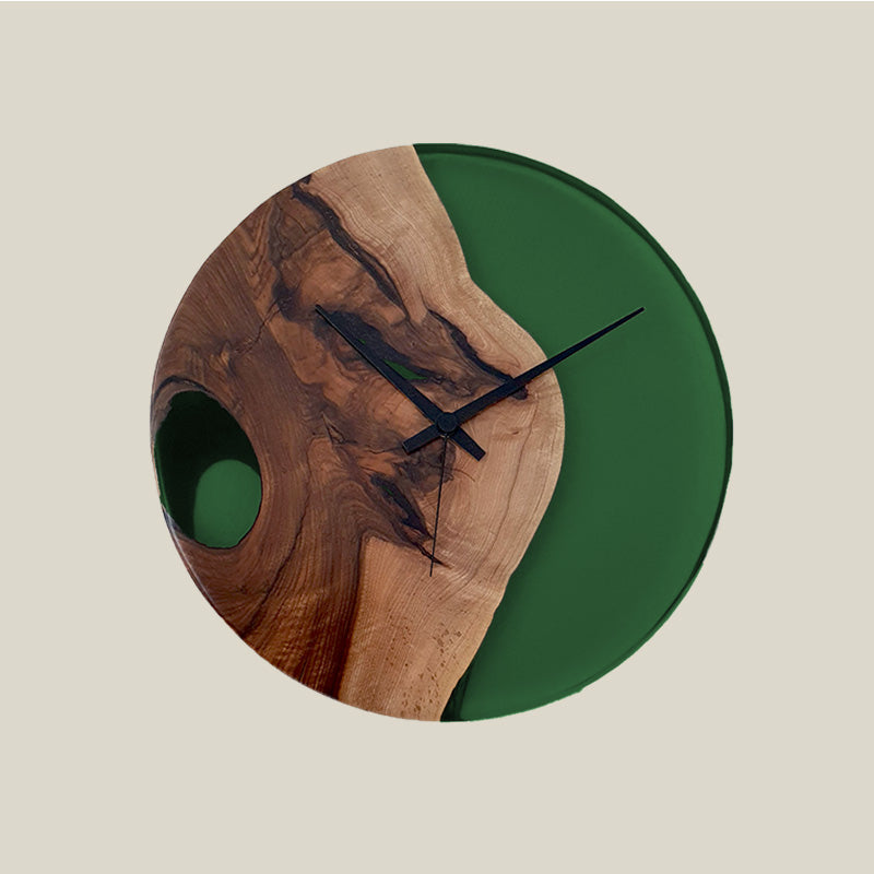Epoxidharz Uhr aus Nussbaum mit smaragd-grünem Epoxidharz und Qualitätsuhrwerk aus dem Schwarzwald