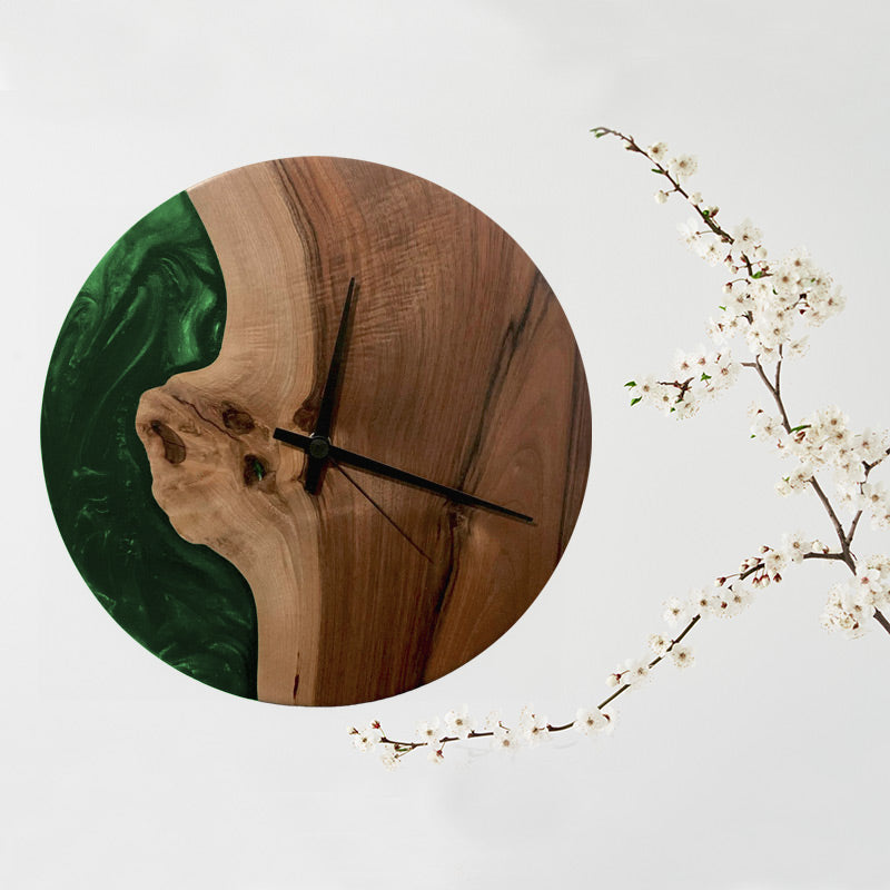 Epoxidharz Uhr aus Nussbaum mit smaragd Epoxidharz weinrot und Qualitätsuhrwerk aus dem Schwarzwald