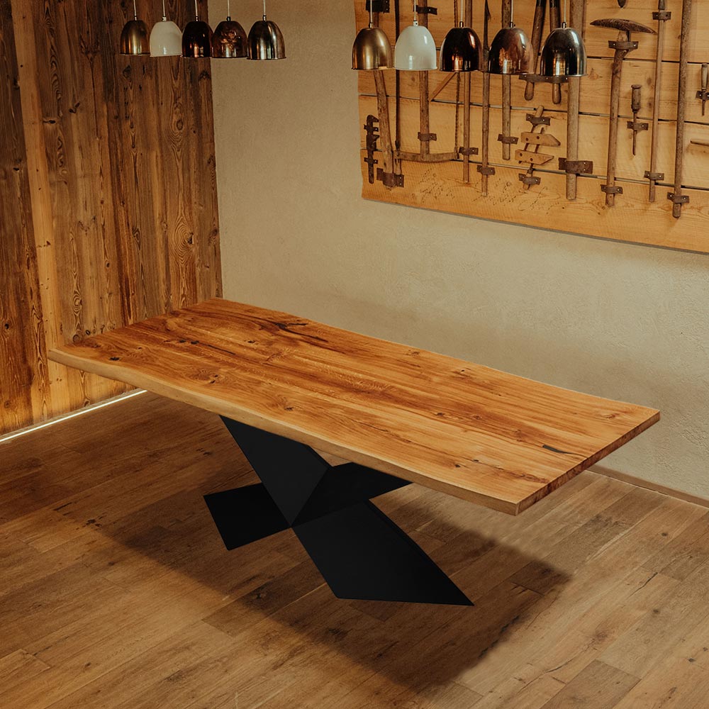 Esstisch aus Massivholz aus Eiche mit Designer Tischgestell