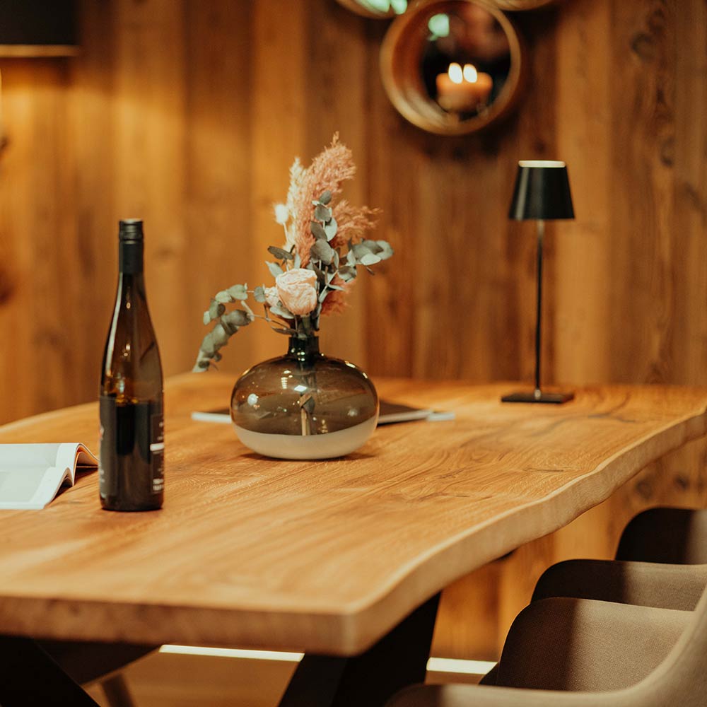 Massivholztisch aus Eiche mit Baumkante und Holz-Tischbeine hergestellt von Schwarzhirsch