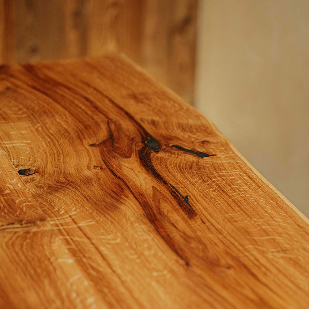 Massivholztisch aus Eiche mit Baumkante und Holz-Tischbeine hergestellt von Schwarzhirsch