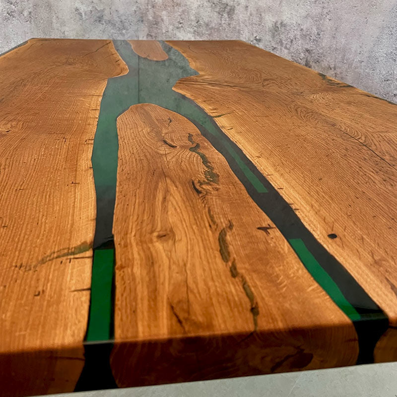 Detailbild Tischkante River Table Eiche aus grünem Epoxidharz und Spidergestell. Modell Picea von schwarzhirsch