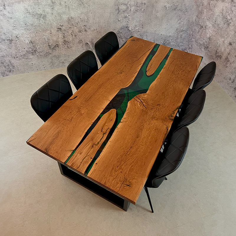 Bestuhlter River Table Eiche aus grünem Epoxidharz und Spidergestell. Modell Picea von schwarzhirsch
