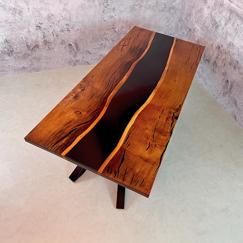 Outdoor Massivholztisch aus Thermo Eiche und schwarzem Epoxidharz und Kreuzgestell von schwarzhirsch