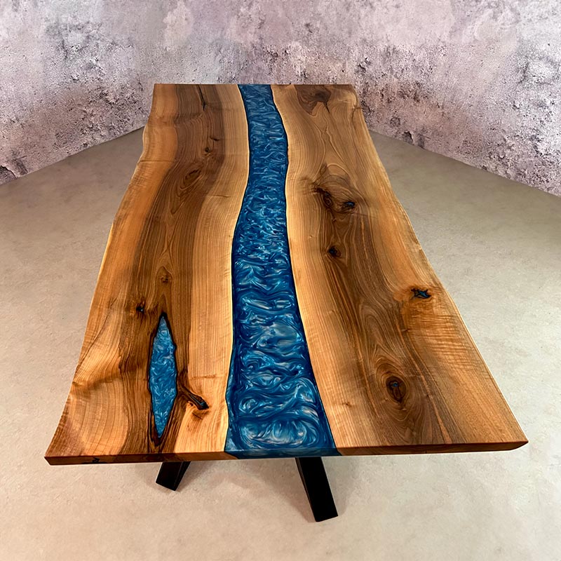 Epoxidharz Tisch aus Nussbaum mit blau pigmentiertem Epoxidharz Modell Kinzig mit Kreuzgestell von Schwarzhirsch