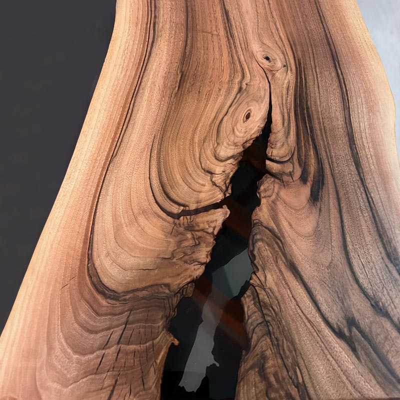 Detailbild Oberfläche von River Table aus Nussbaum mit grau-transparentem Epoxidharz. Modell Lermoos von schwarzhirsch