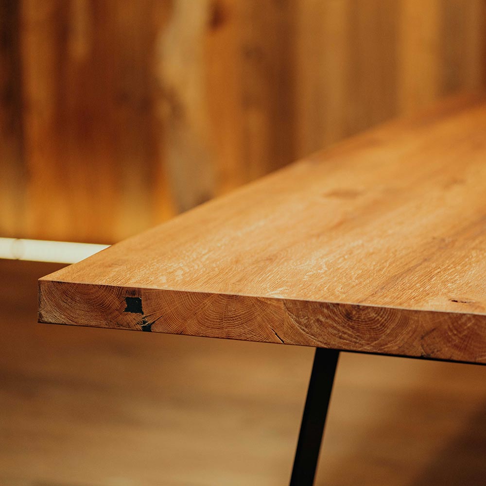 Massivholz Tisch. Eiche Massivholztisch aus Alteiche mit U-Form-Gestell von Schwarzhirsch