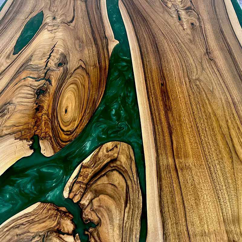 Detailbild Oberfläche von Epoxidharz Tisch aus Nussbaum mit smaragd-grünem Epoxidharz. Modell Schwarzwald Moos von schwarzhirsch