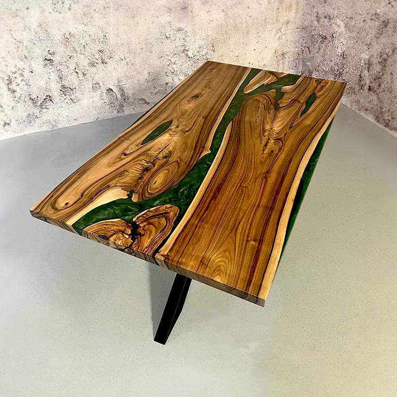Epoxidharz Tisch aus Nussbaum mit smaragd-grünem Epoxidharz. Modell Schwarzwald Moos von schwarzhirsch