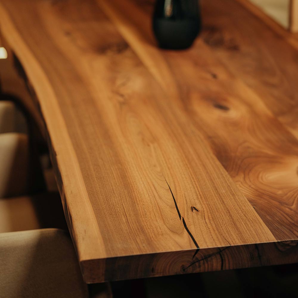 Massivholz Tisch aus Nussbaum mit Kreuzgestell aus dem Schwarzwald