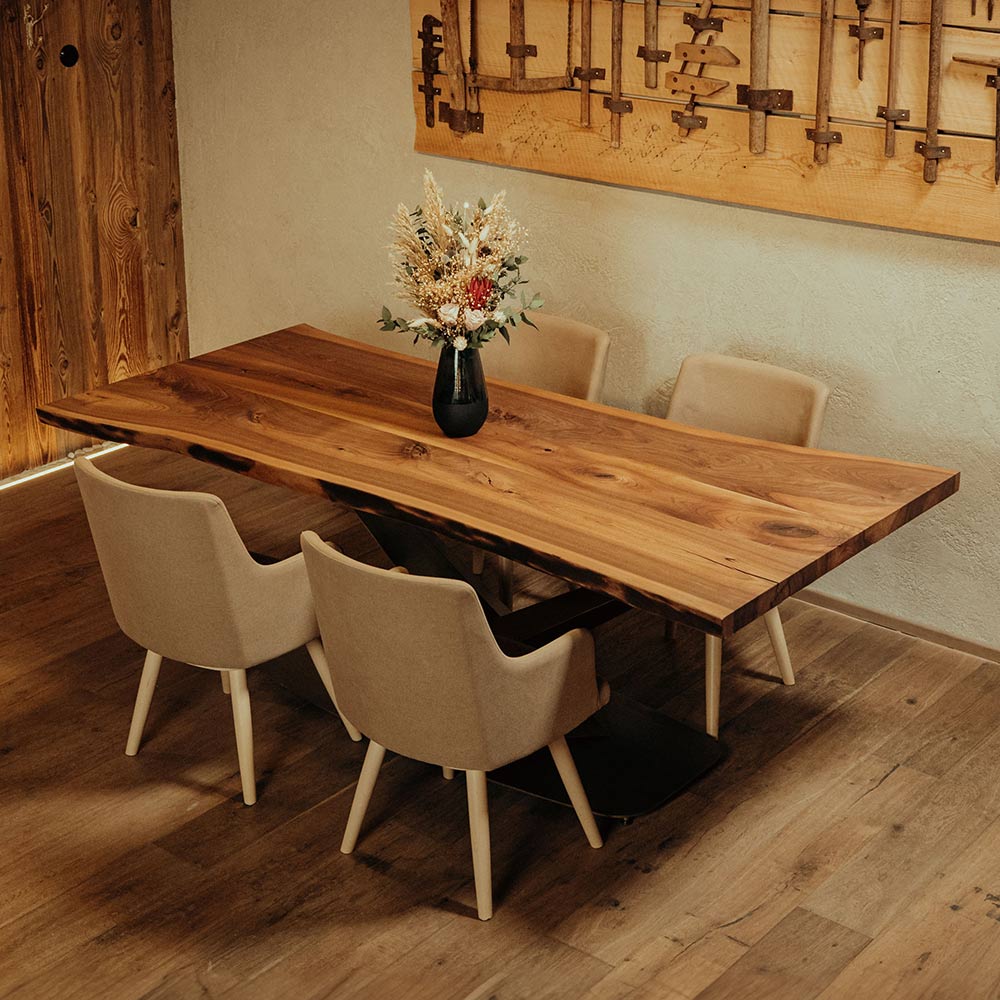 Massivholz Tisch dekoriert mit Stühlen aus Nussbaum mit Kreuzgestell aus dem Schwarzwald