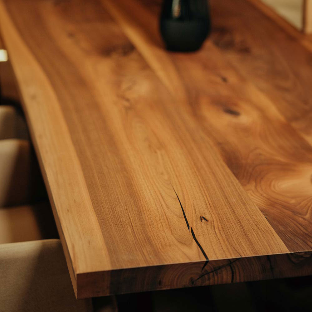 Massivholztisch aus Nussbaum mit gerader Kante