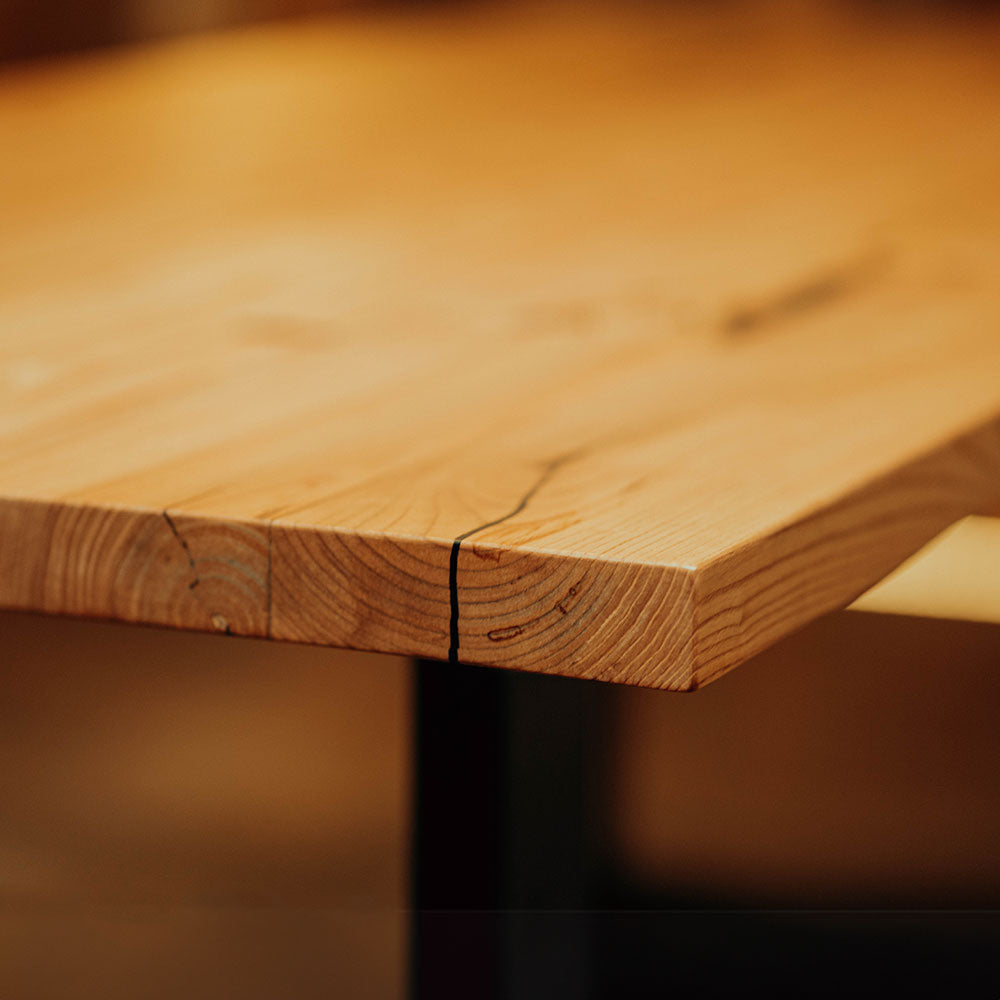 Kante Esstisch Holz aus Esche mit C-Gestell von Schwarzhirsch