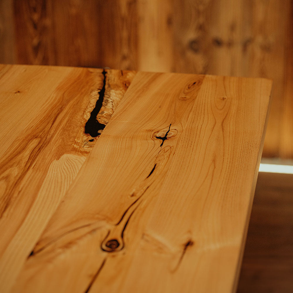Maserung Esstisch Holz aus Esche mit Drohnen-Gestell von Schwarzhirsch