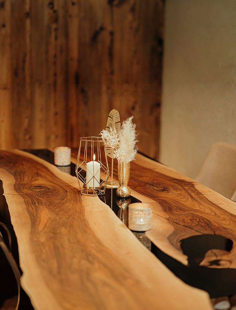 Ein Nussbaum-Epoxidharz-Tisch mit sorgfältig gestalteten Kanten und einzigartigen Details