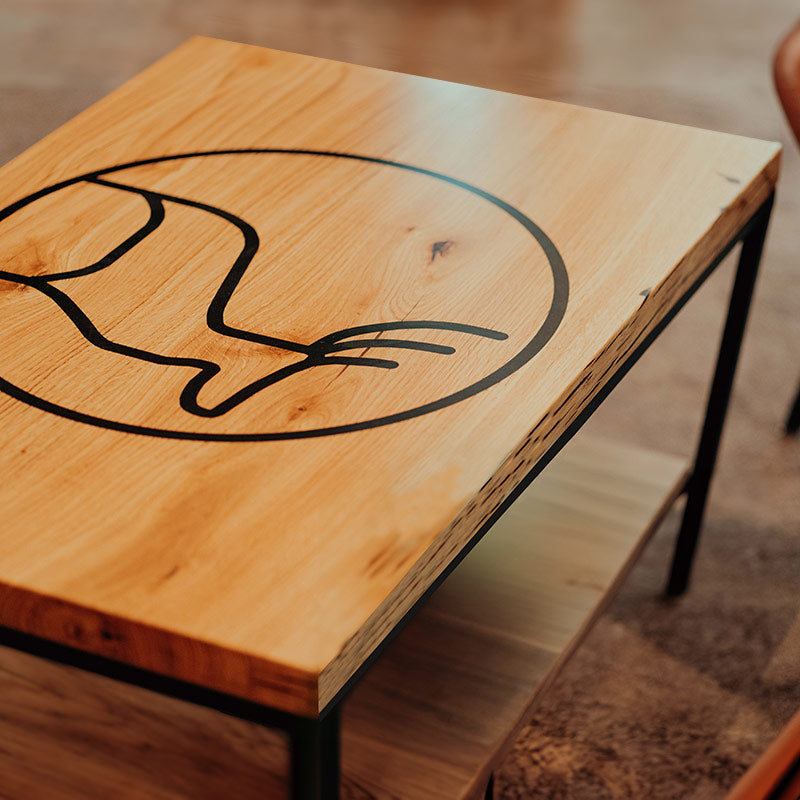 Couchtisch Eiche mit individuellem Logo.Dein Logo - Dein Massivholztisch