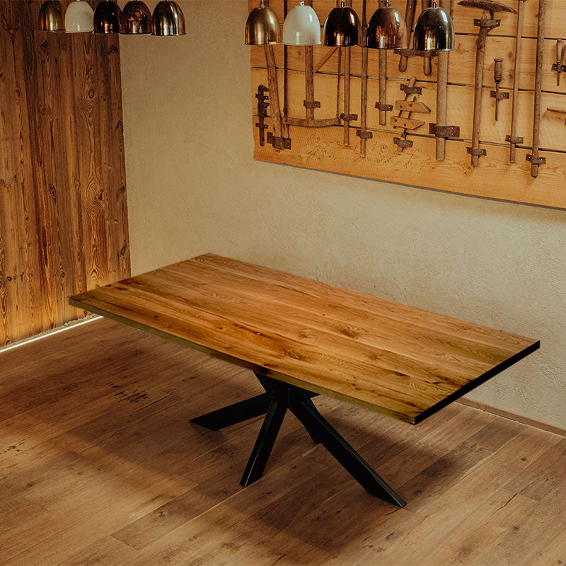 Massivholz-Tisch aus Alteiche von Schwarzhirsch
