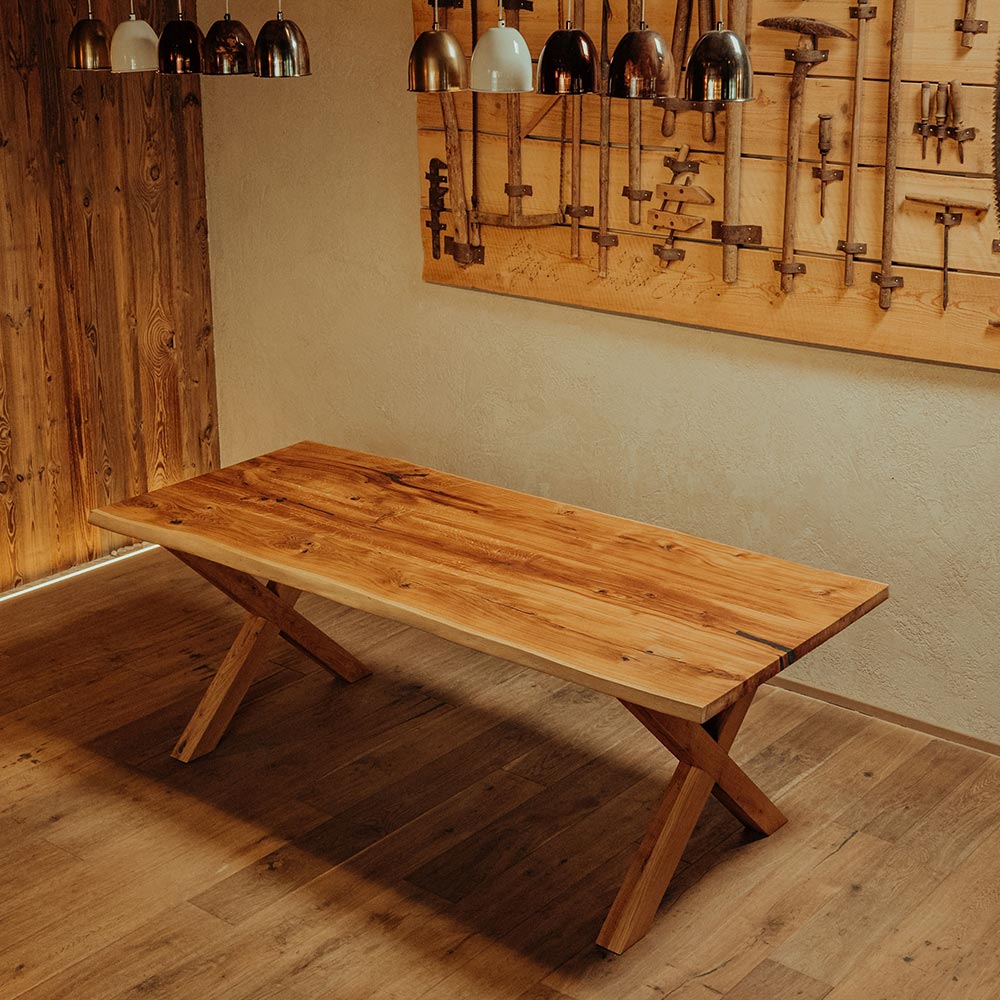     Massivholztisch aus Eiche mit Baumkante und Holz-Tischbeine hergestellt von Schwarzhirsch