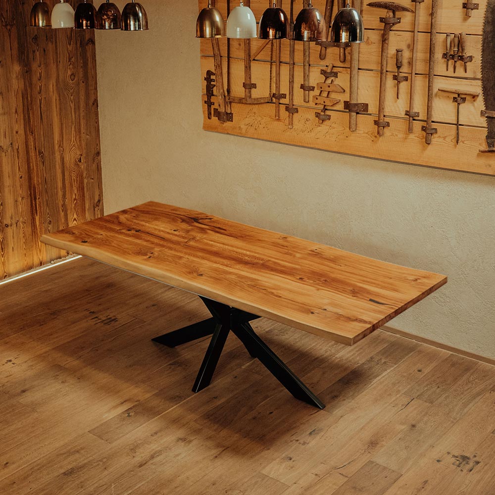 Massivholztisch. Esstisch Eiche massiv natürliche Baumkante. 220 x 100 cm fertiges Unikat. Tisch Schwarzwald