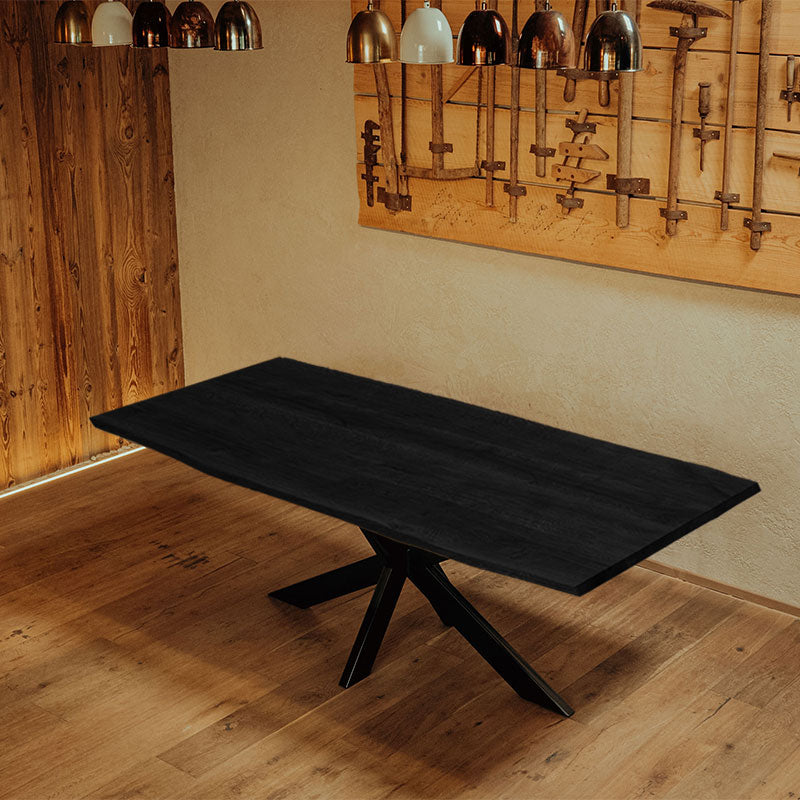 Massivholz Tisch aus schwarzer Eiche von schwarzhirsch