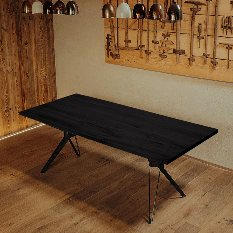 Massivholztisch aus schwarzer Eiche von schwarzhirsch